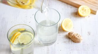 perché bere acqua e limone tutte le mattine