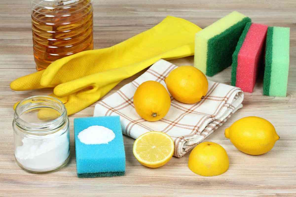 Aceto_bicarbonato_limone_spugne_pulizie