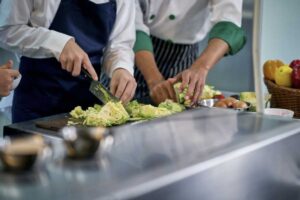 Ci sono diversi motivi per cui l'insalata di riso di Valeria ha conquistato il cuore di così tante persone. Innanzitutto, la facilità di preparazione