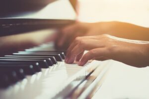 Mani donna pianoforte