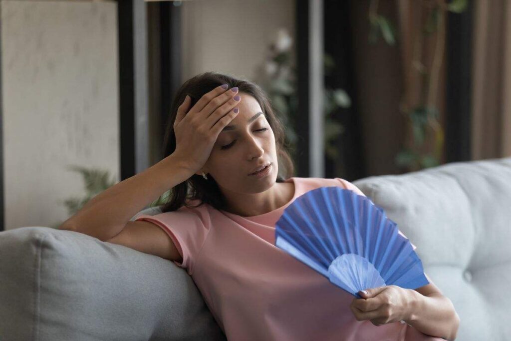 Donna ventaglio caldo