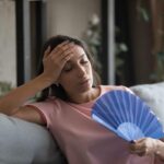 Donna ventaglio caldo