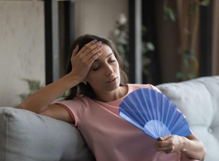 Donna ventaglio caldo