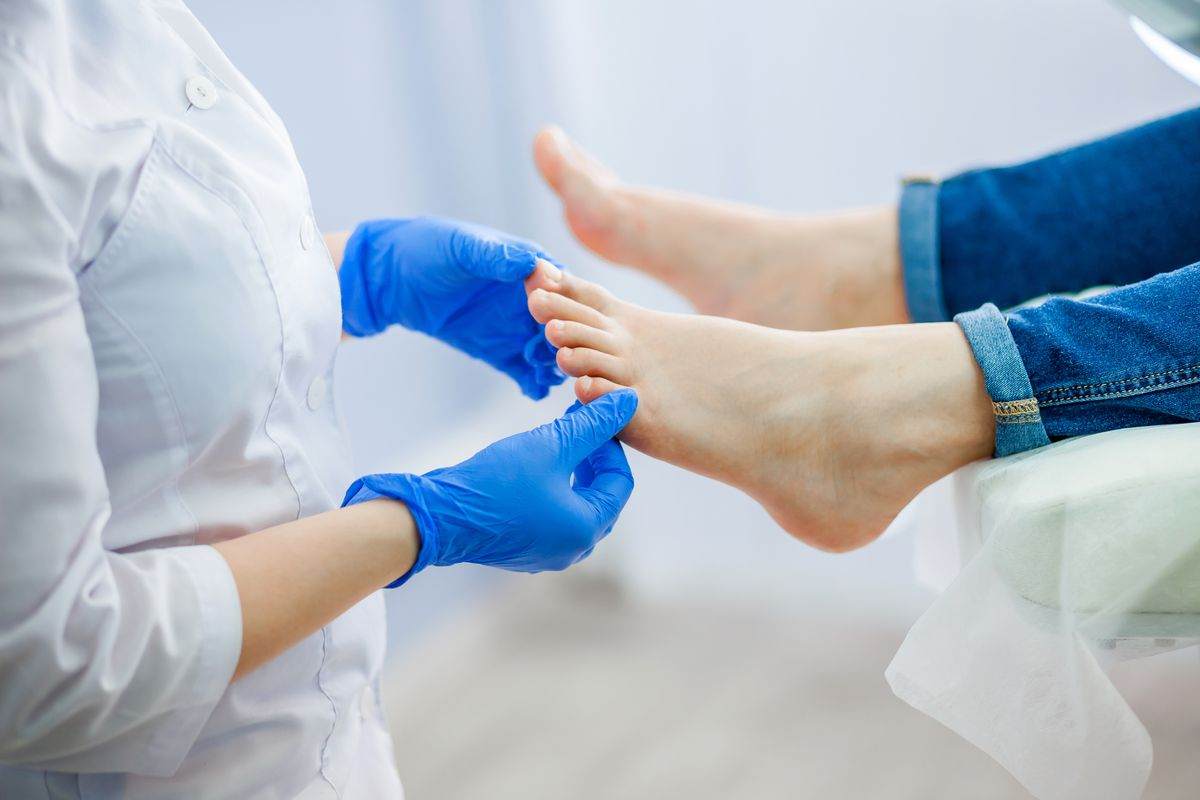 Risparmia i soldi dell'estetista ma non rinunciare ai piedi perfetti: ecco come