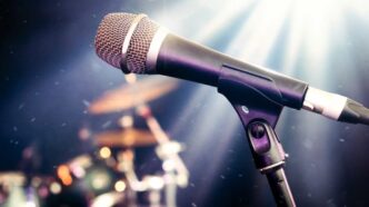 cantante pausa musica